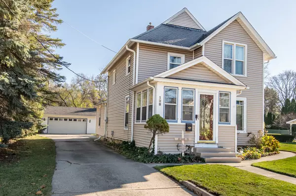 128 Maple Ave, Hartland, WI 53029