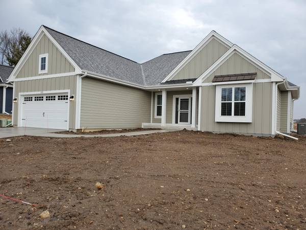 383 Sandy Cir, Pewaukee, WI 53072