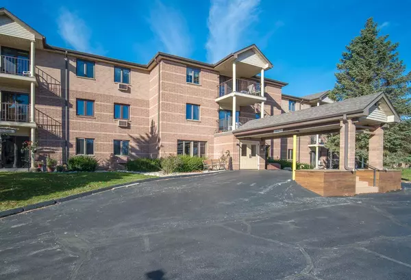 530 N Silverbrook Dr Unit 104, West Bend, WI 53090