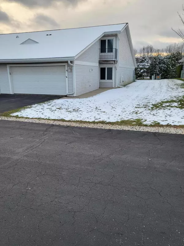 651 Hartford Sq, Hartford, WI 53027