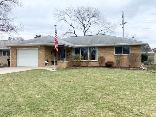 4042 N 93rd St, Wauwatosa, WI 53222