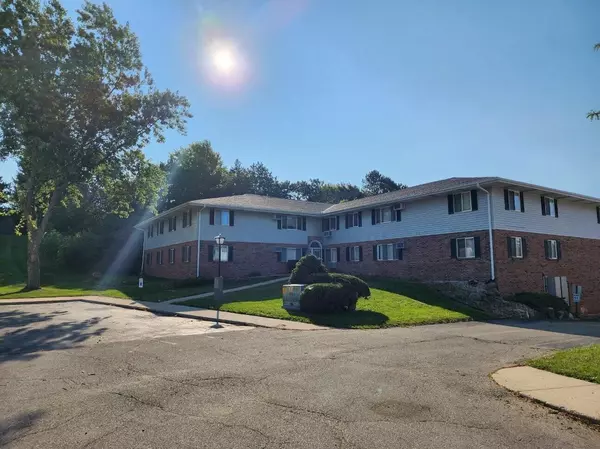1561 Honeysuckle Rd Unit 1565, Hartford, WI 53027