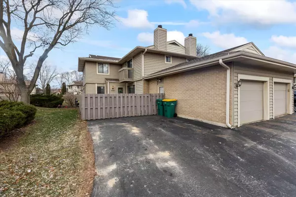 16252 W Coachlight Dr, New Berlin, WI 53151