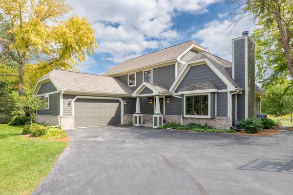 N4W31587 Twin Oaks Dr,  Delafield,  WI 53018