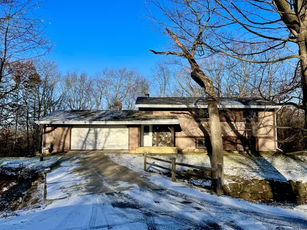 S9W31465 Irwin Ct, Delafield, WI 53183