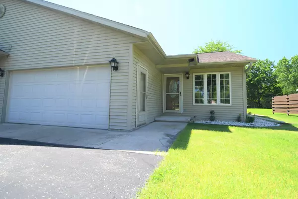 W1717 North St, Brooklyn, WI 54941