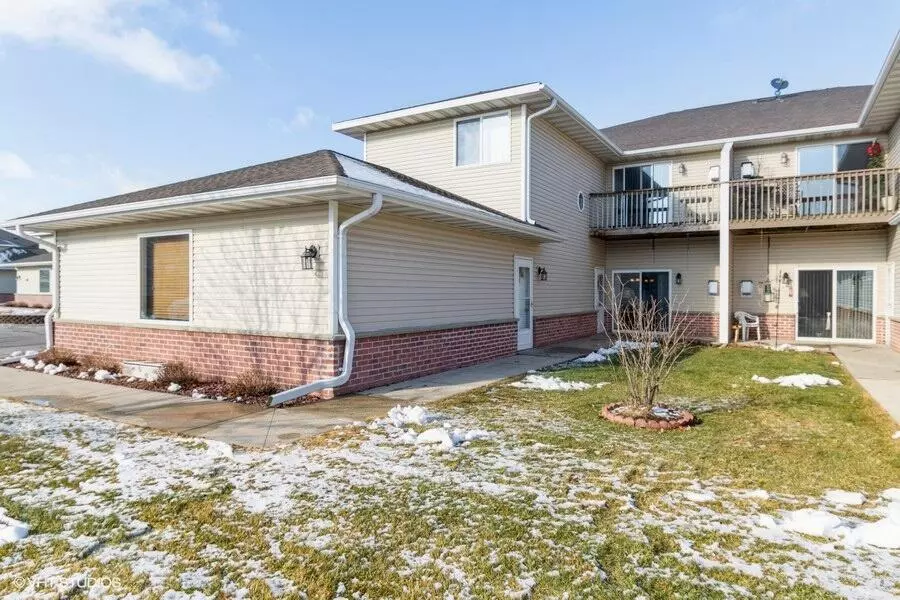 326 Brookside Dr Unit 4, Mayville, WI 53050
