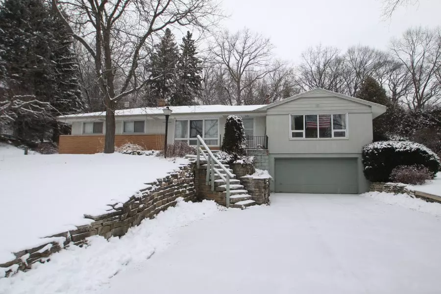 21440 Greenhlll Rd, Brookfield, WI 53186