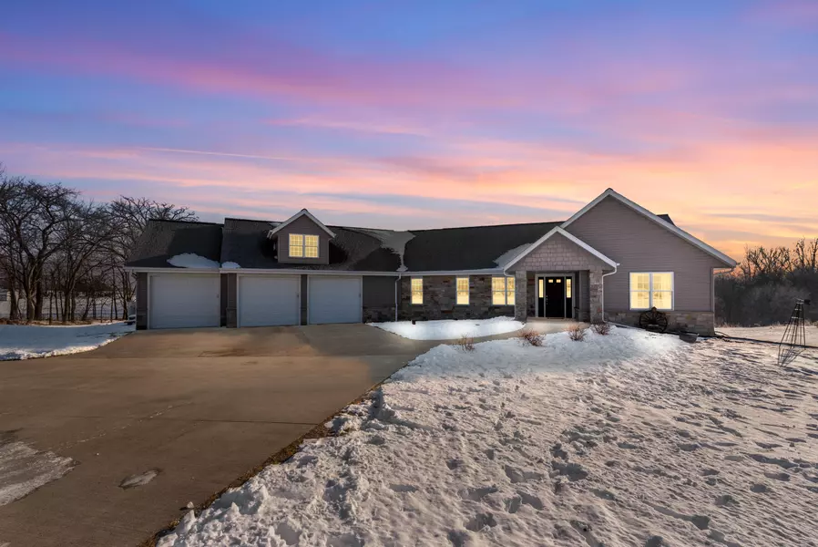 7696 Eagle View Dr, Wayne, WI 53002