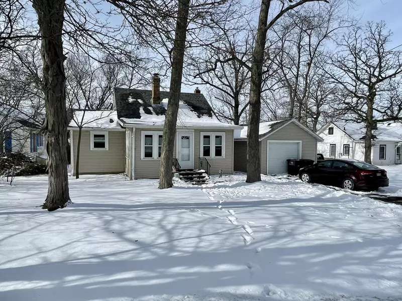 601 N Riverside Dr, Salem Lakes, WI 53170