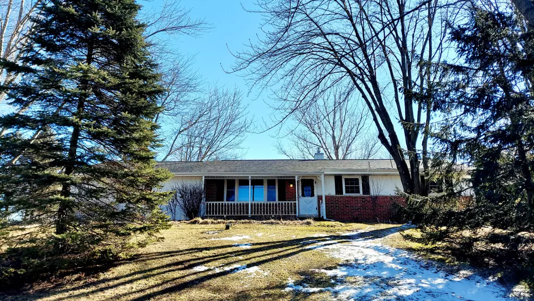 W1195 Hilltop Rd, Rubicon, WI 53078