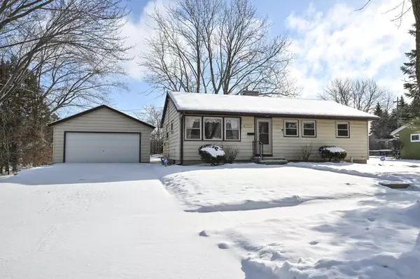 1517 Doral Ln, Waukesha, WI 53188