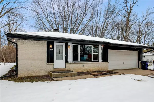 1204 E Oakwood Rd, Oak Creek, WI 53154