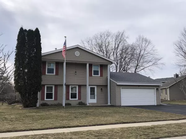 271 Hillside Dr, Oconomowoc, WI 53066