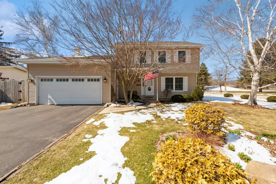 1010 Bonnie Brae Ln, Lake Geneva, WI 53147