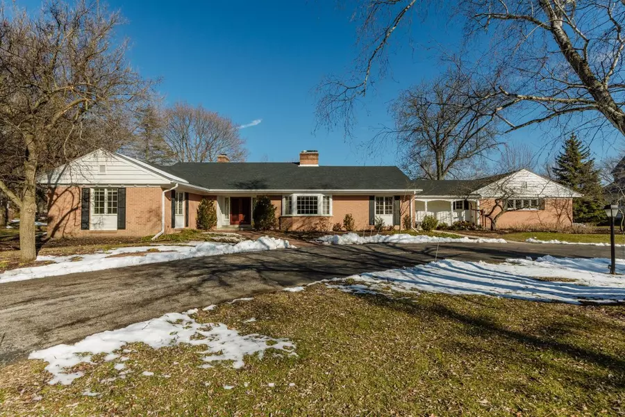 3802 W Le Mont Blvd, Mequon, WI 53092