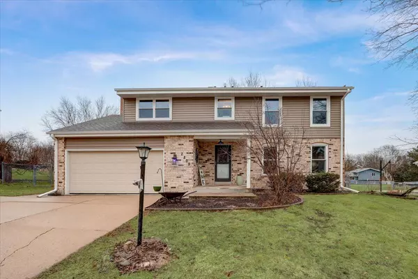 2809 Buckingham Ct, Waukesha, WI 53188