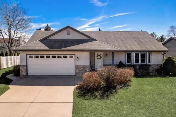 2539 E Honeysuckle Dr, Oak Creek, WI 53154