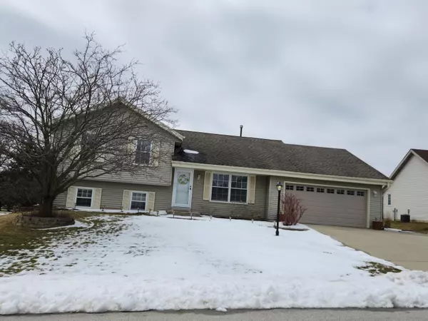 W141N4963 Somerset Dr, Menomonee Falls, WI 53051