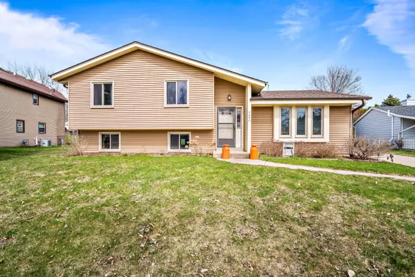 2690 E Fenway Dr, Oak Creek, WI 53154