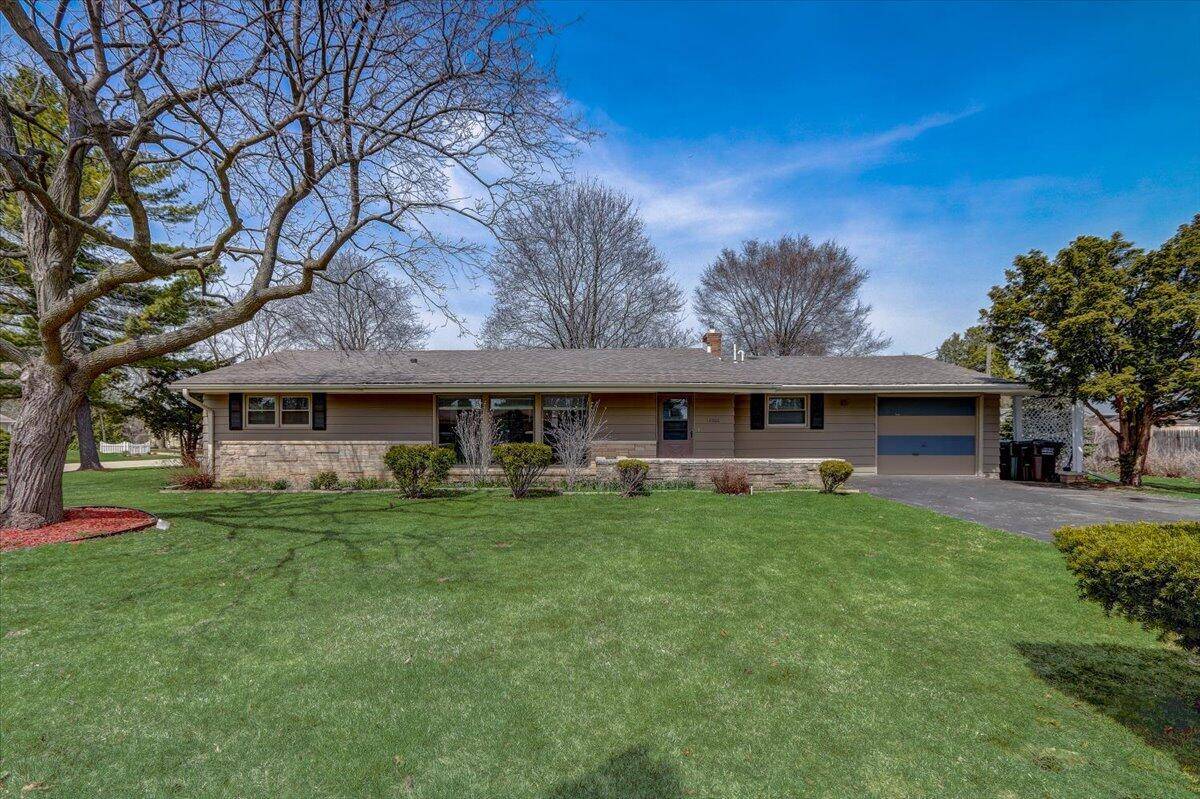 14306 W Gatewood Dr, New Berlin, WI 53151
