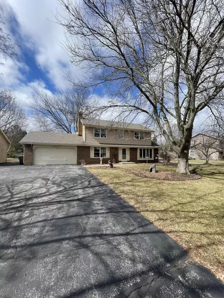 S67W32526 Ashton Way E, Mukwonago, WI 53149