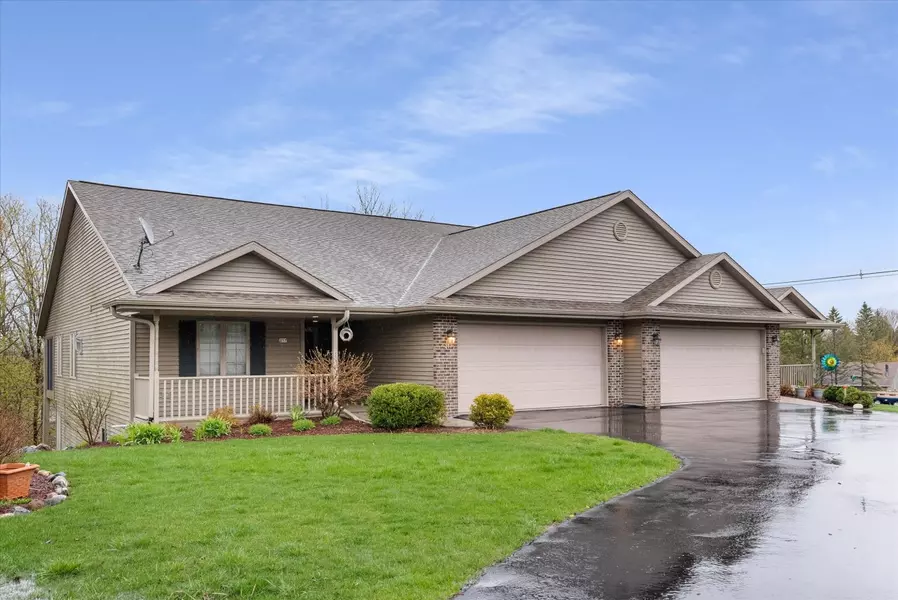 217 Fallen Oaks Ln, Sheboygan Falls, WI 53085