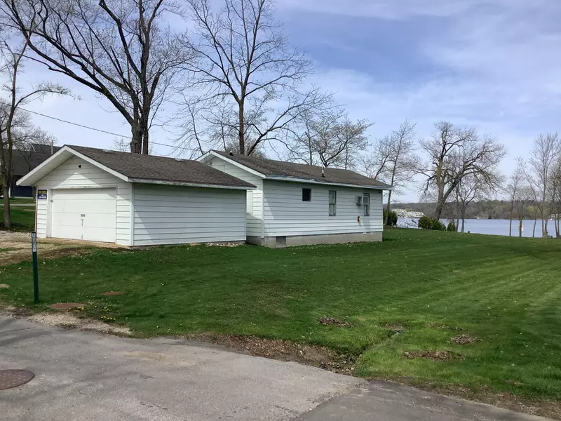 2502 Manor Ln, Delavan, WI 53115