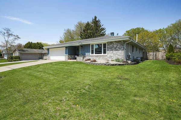 110 Apollo Ct, Mukwonago, WI 53149