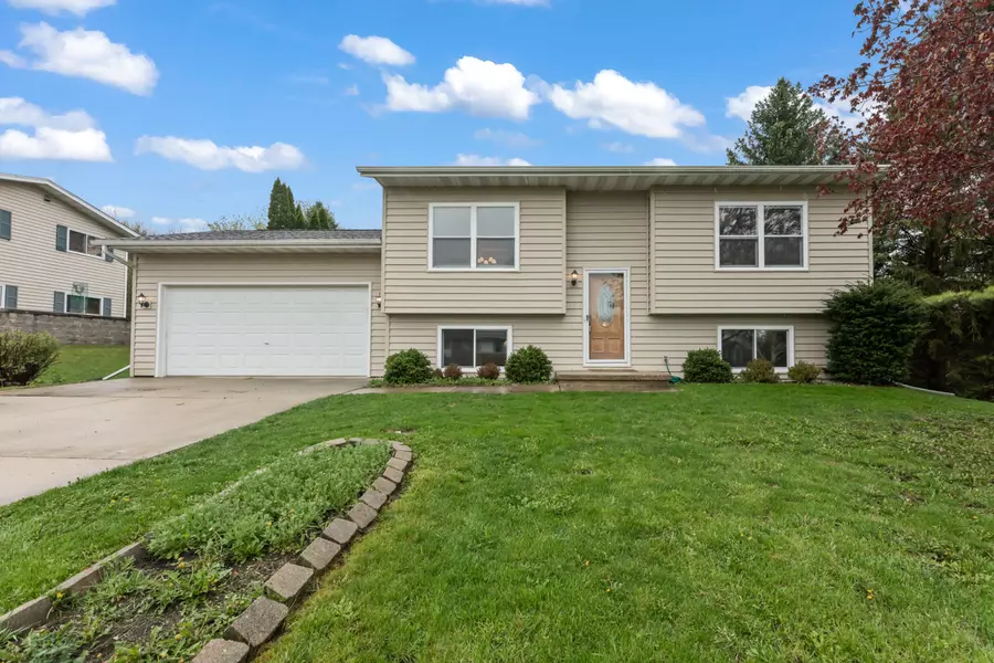 W2409 Heather St, Ashippun, WI 53066