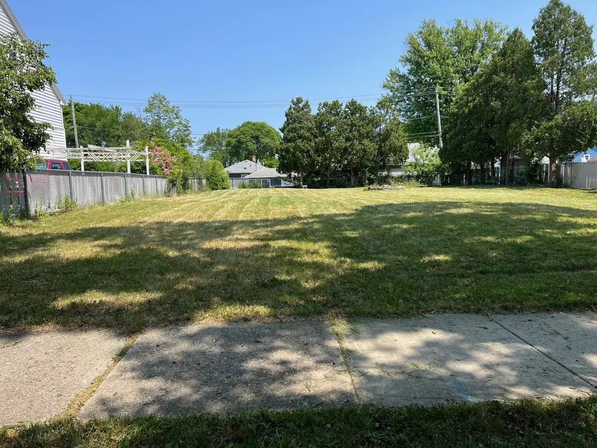 West Allis, WI 53227,2174 S 96th St