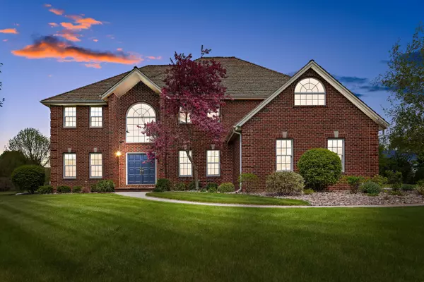 8122 W Kensington Dr, Mequon, WI 53097