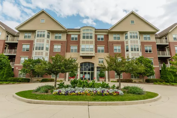 4120 S Lake Dr Unit 455, Saint Francis, WI 53235