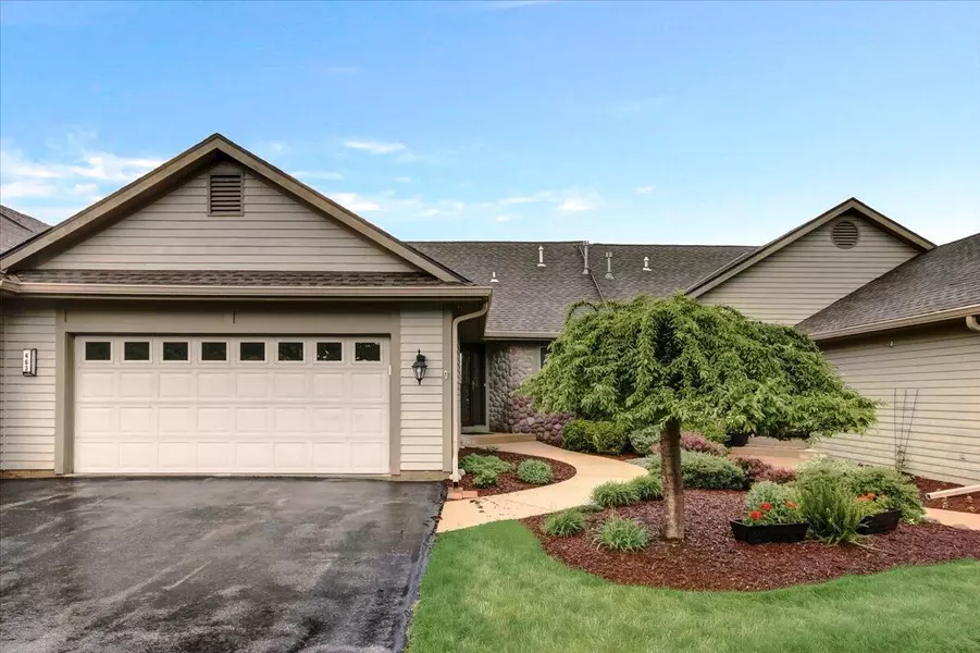 463 Sunset Trl, Hartland, WI 53029