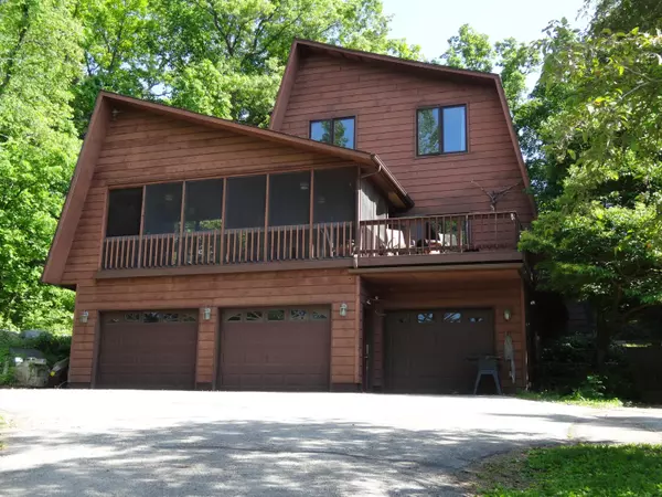 5587 Fox Chase Dr, Hokah, MN 55941