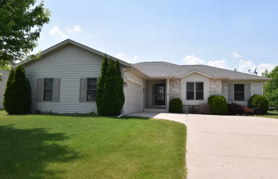 N8079 Woody Ln, Ixonia, WI 53036