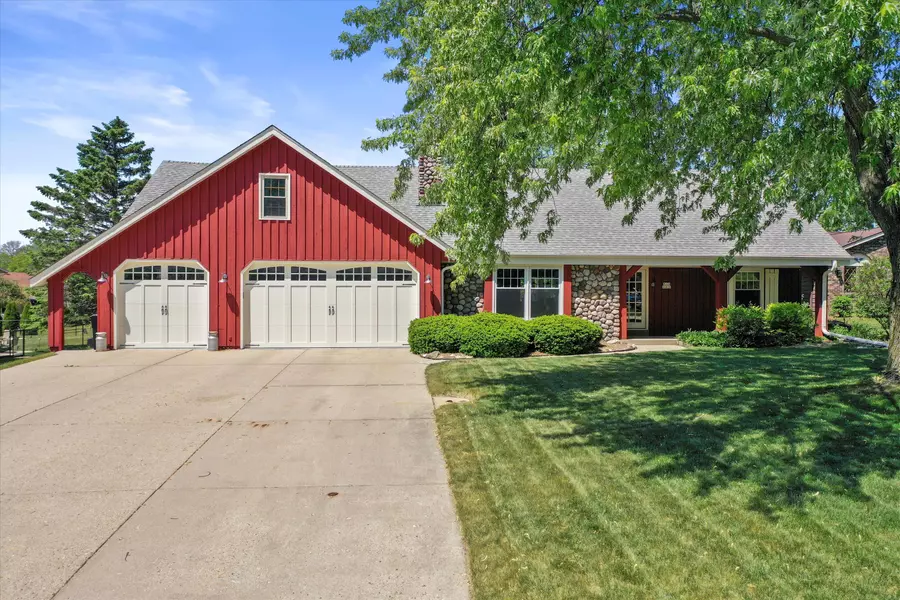 W224N2819 Stonewood Ct, Pewaukee, WI 53186