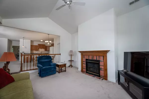 8667 S Roxbury Way, Oak Creek, WI 53154