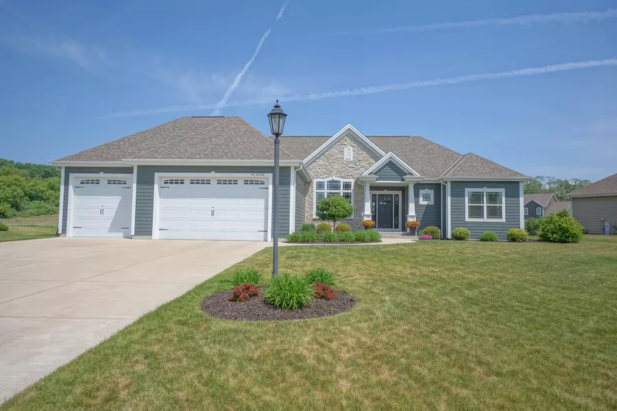 N3W27688 Cloverland Ln, Pewaukee, WI 53188