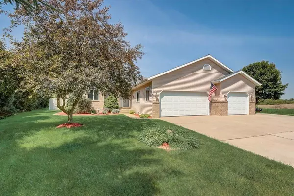 877 Hickory Ln, Hartford, WI 53027