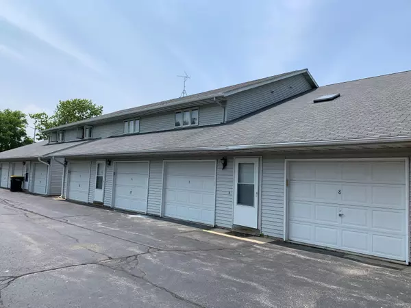 160 Maple Ave S Unit 7, Slinger, WI 53086