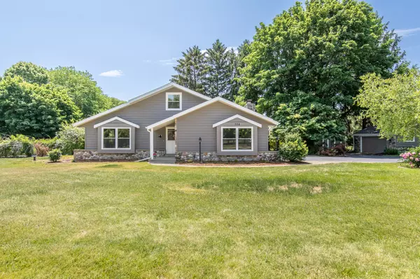 728 Woodland Park Dr, Delafield, WI 53018