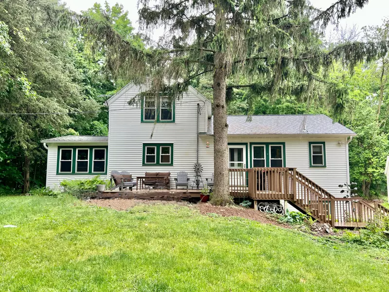 N7085 North Shore Rd, Lake Mills, WI 53551