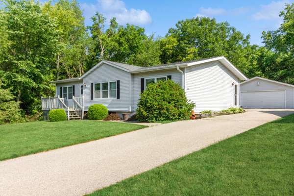 230 Petticoat Dr, Genoa City, WI 53128