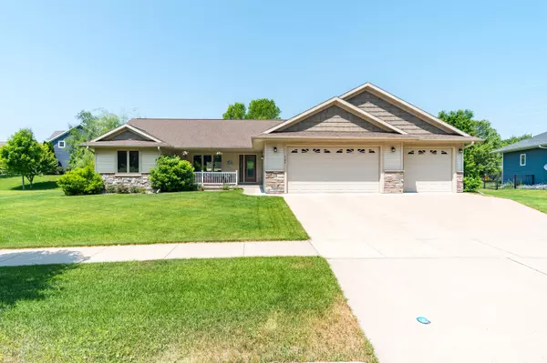 909 Rolling Oaks Dr, Onalaska, WI 54650