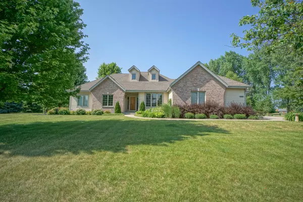 4858 White Swan Dr, West Bend, WI 53095