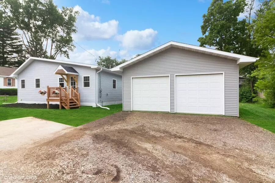 W1029 Golden Glow Rd, Bloomfield, WI 53128