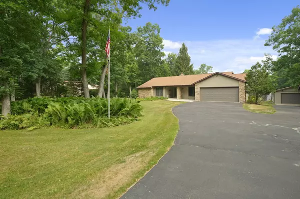 N6571 Paradise Dr, Spring Prairie, WI 53105