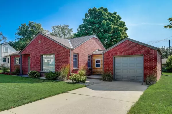 3862 S 56th St, Greenfield, WI 53220