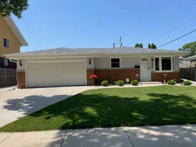 3965 S Kingan Ave, Saint Francis, WI 53235